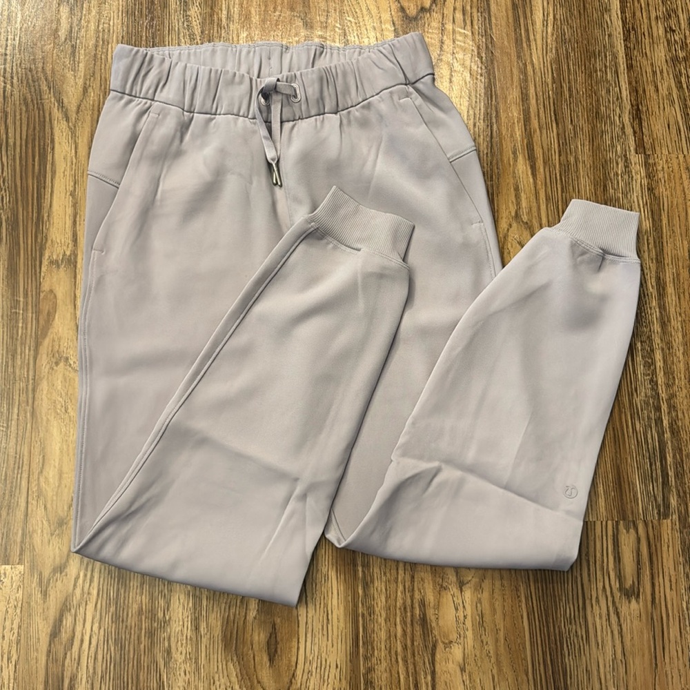 NWOT Lululemon On the Fly woven jogger - size 2 Silverscreen color